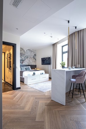 Suite estudio familiar | Decoración personalizada, muebles diferentes y insonorización