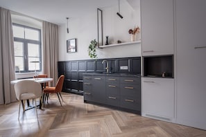 Suite estudio estándar | Cocina privada | Refrigerador, lavavajillas, cafetera y tetera y tetera eléctrica