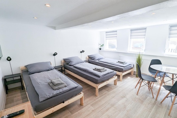 Schlafzimmer 1 mit 3 Einzelbetten und Smart TV