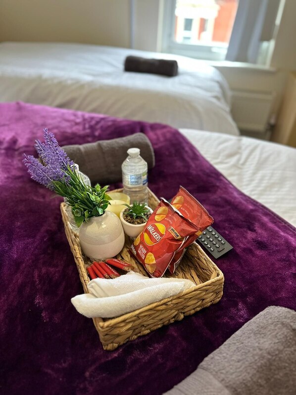 ห้องสแตนดาร์ดสำหรับสี่ท่าน, หลายเตียง, ปลอดบุหรี่, ห้องน้ำในตัว | เตารีด/โต๊ะรีดผ้า, Wi-Fi ฟรี, ผ้าปูที่นอน