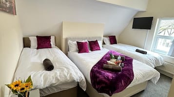 Standard Quadruple Room, Multiple Beds, Non Smoking, Ensuite | 1 bedroom, iron/ironing board, free WiFi, bed sheets