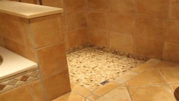 Comfort Apartment | Bathroom | Free toiletries, hair dryer, bidet, towels