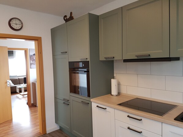 Oven, stovetop, dishwasher - Ruhige Dachgeschosswohnung (Wülfrath)