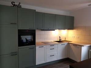 Oven, stovetop, dishwasher - Ruhige Dachgeschosswohnung (Wülfrath)