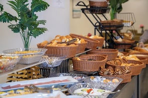 Un buffet proposant une variété de plats et de paniers.