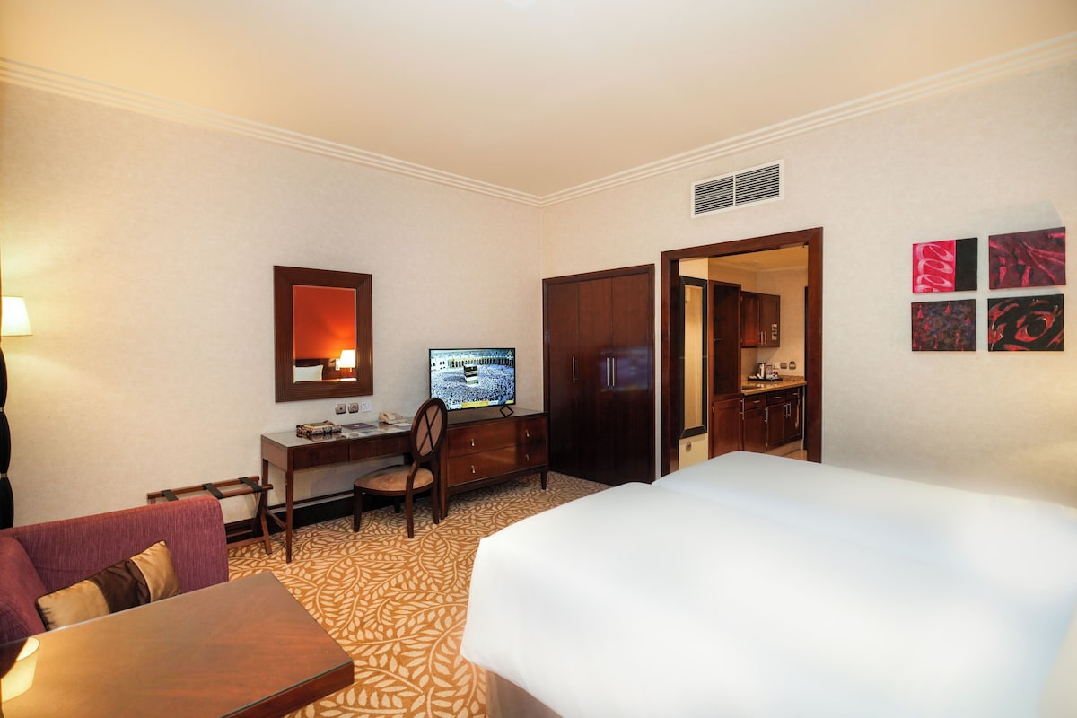 Egyptian cotton sheets, premium bedding, down duvets, minibar