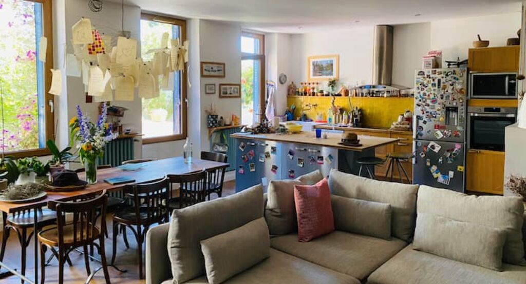 TV connectée, cheminée, livres, chaîne hi-fi