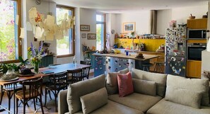 Smart-TV, Kamin, Bücher, Stereoanlage