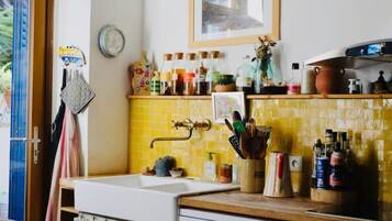 Coffee/tea maker, fridge, microwave, oven