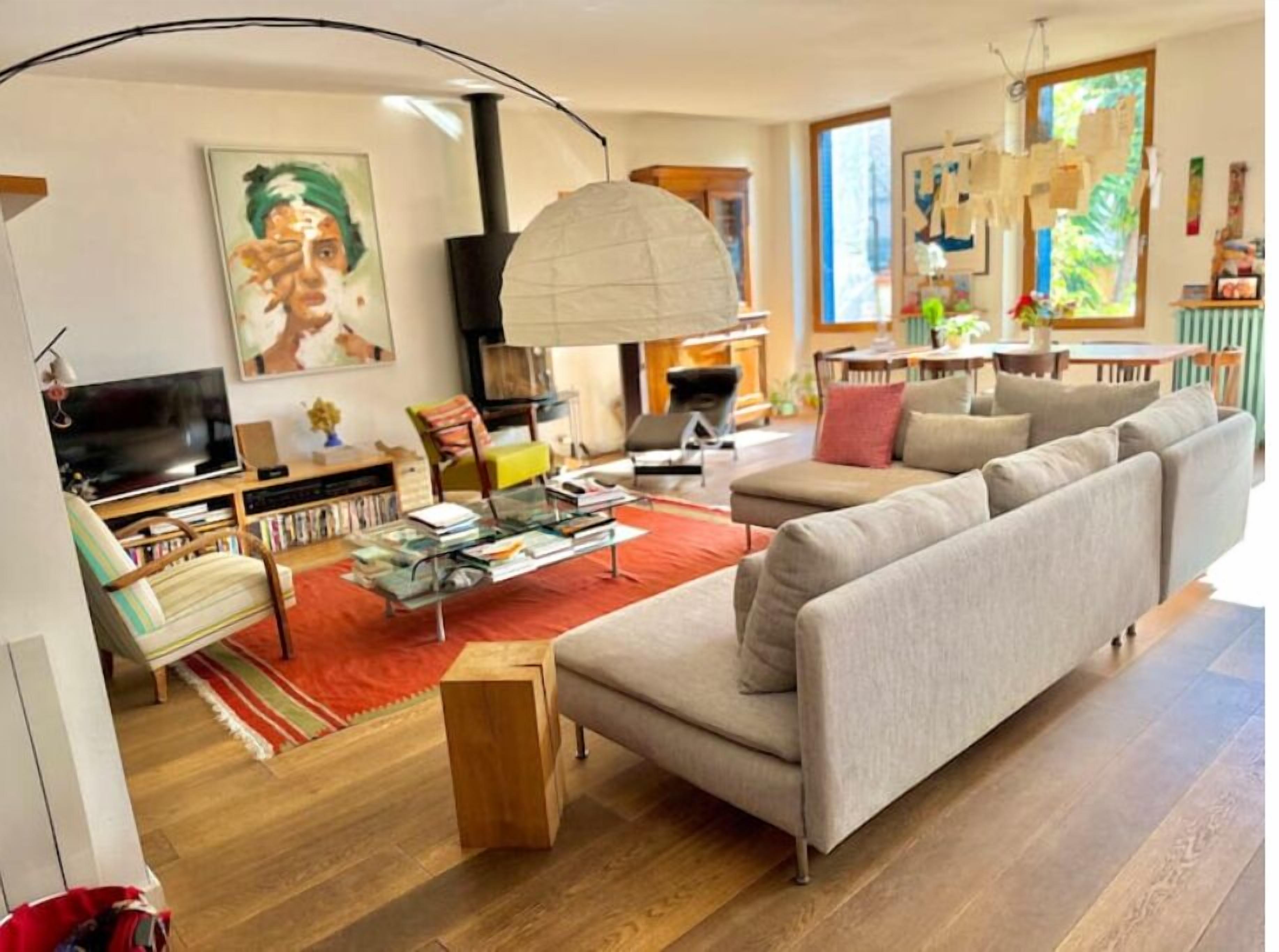 TV connectée, cheminée, livres, chaîne hi-fi