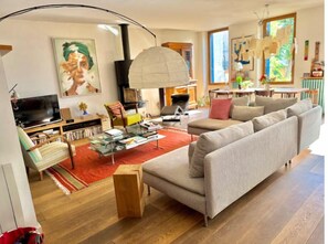 Smart-TV, Kamin, Bücher, Stereoanlage