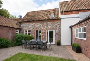 Outdoor dining - Luxury Holiday Cottage, Docking. North Norfolk (Docking)