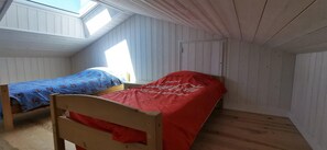 4 dormitorios, tabla de planchar con plancha, ropa de cama