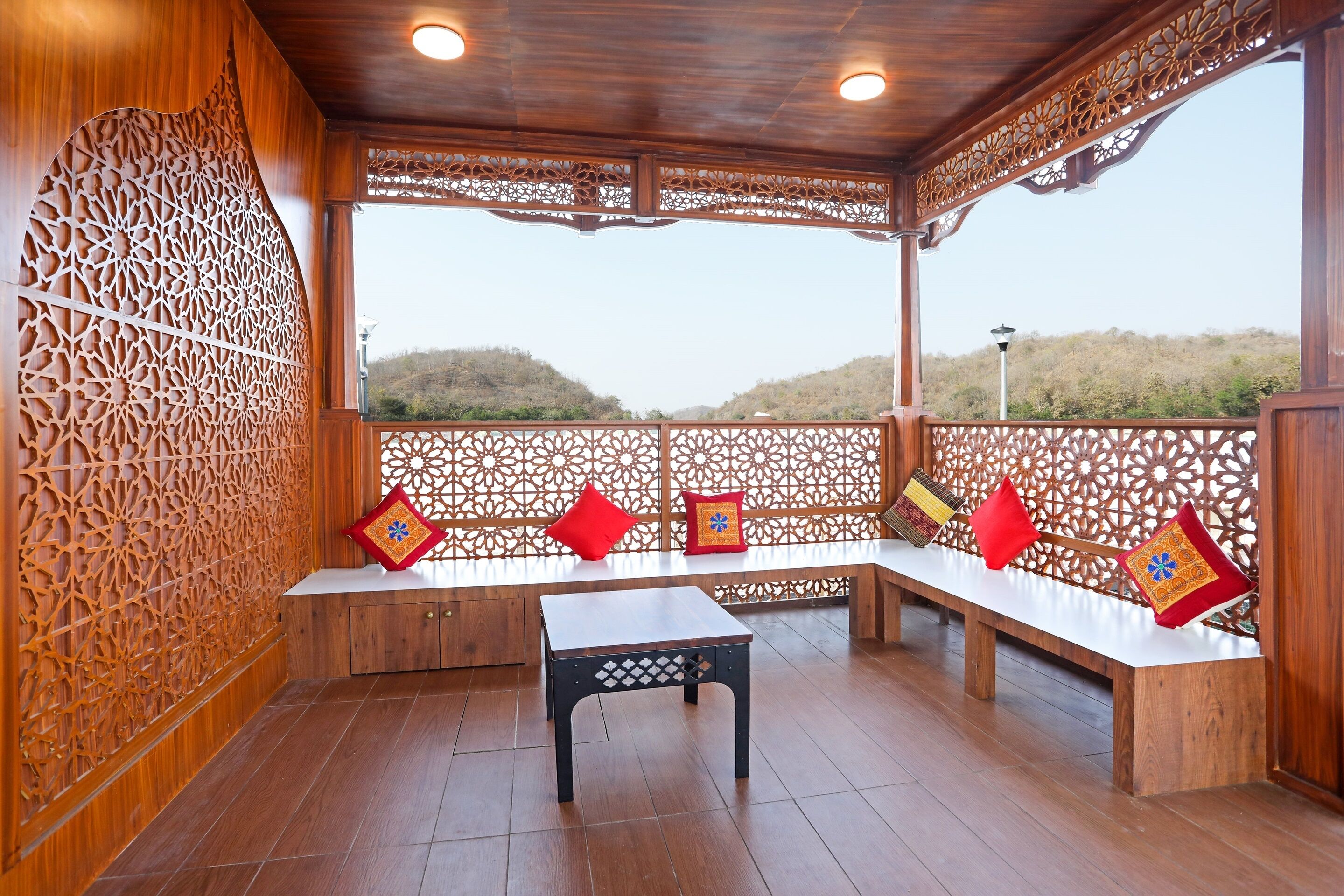 Classic Room | Living area | 32-inch flat-screen TV with cable channels