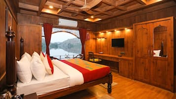 Classic Room | 1 bedroom, iron/ironing board, free WiFi, bed sheets