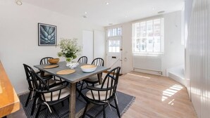 House | 3 bedrooms, Internet - Divine 3-bed Mews House Battersea (London)