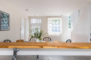 3 bedrooms, Internet - Divine 3-bed Mews House Battersea (London)