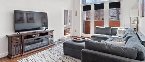 Smart TV, chimenea y libros