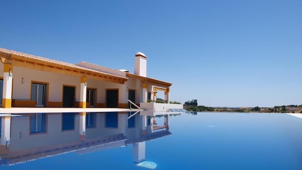 Un edificio moderno con piscina delantera.