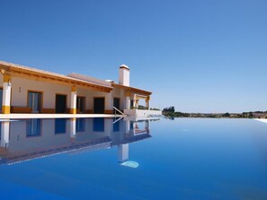 Un edificio moderno con piscina delantera.