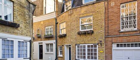 House | 2 bedrooms, desk, Internet