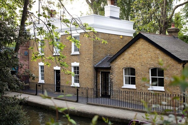 House | 3 bedrooms, Internet - Designer Canal House 2 or 3 Bed Little Venice (London)