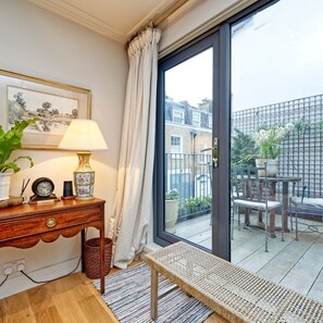 4 عدّة غرف نوم وخدمة الإنترنت