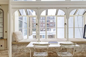 2 bedrooms, Internet - Grand 2 Bedroom Flat Kensington (London)