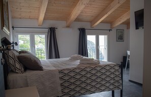 Habitación doble superior | Edredones de plumas, colchones viscoelásticos, caja fuerte y escritorio