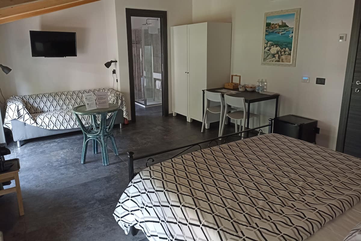 Habitación doble Confort | Edredón, camas con efecto memoria y caja de seguridad en la habitación