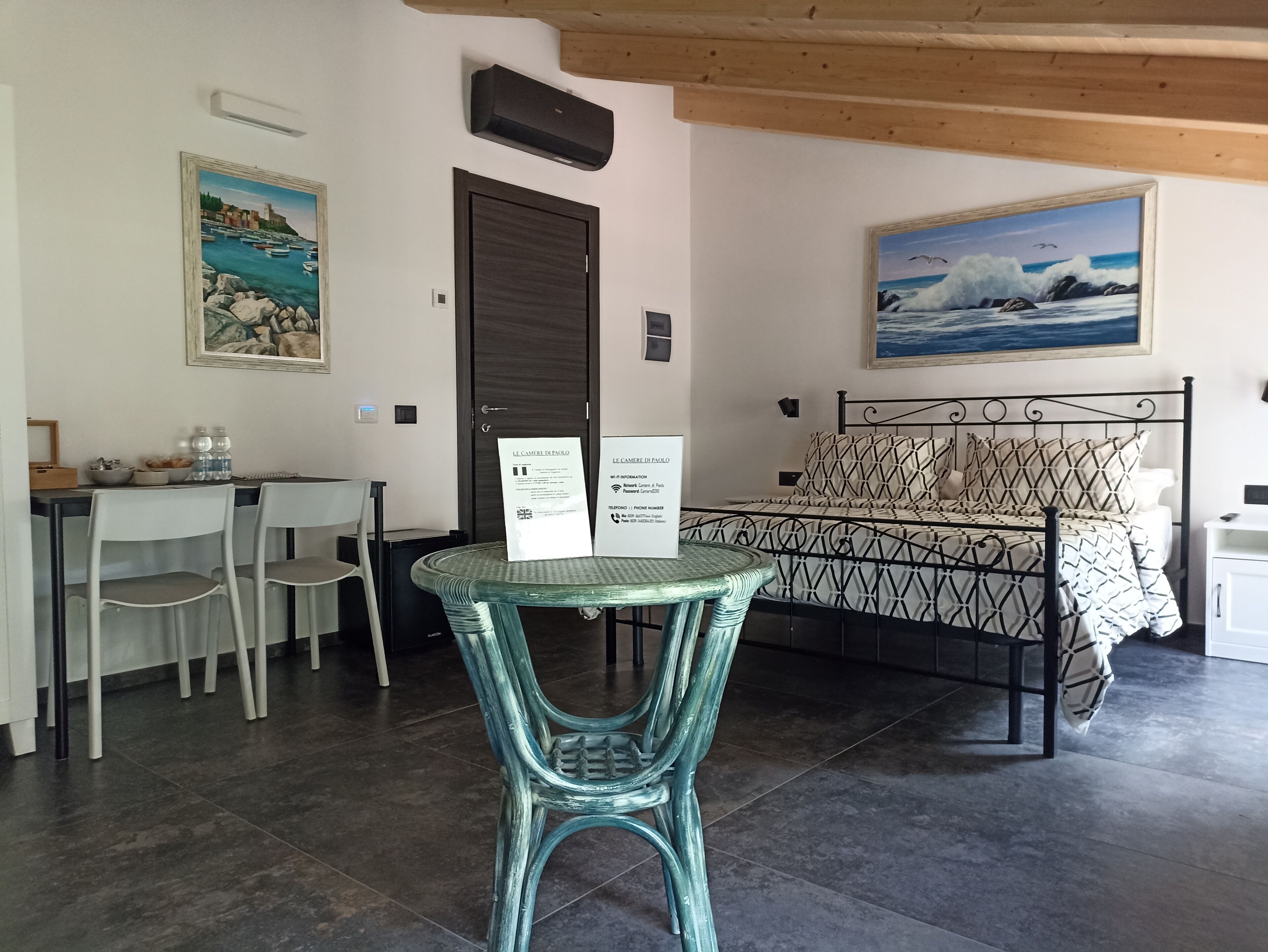 Comfort tweepersoonskamer | Donzen dekbedden, bedden met traagschuimmatras, een kluis op de kamer