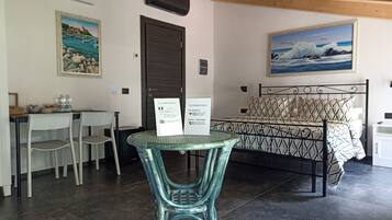 Comfort tweepersoonskamer | Donzen dekbedden, bedden met traagschuimmatras, een kluis op de kamer