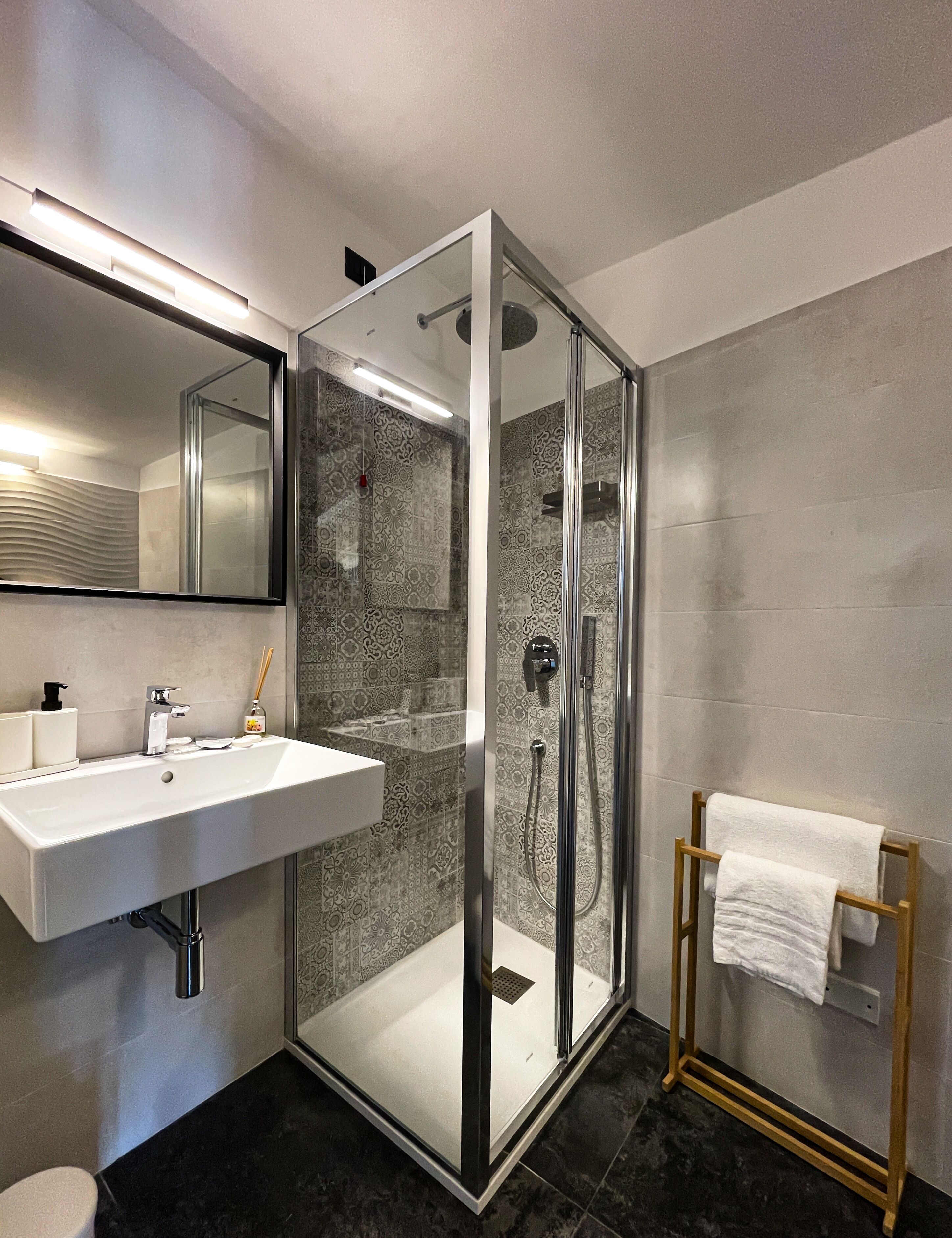 Standaard tweepersoonskamer | Badkamer | Een douche, een regendouche, gratis toiletartikelen, een haardroger