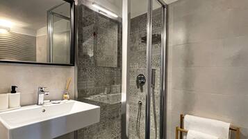 Standaard tweepersoonskamer | Badkamer | Een douche, een regendouche, gratis toiletartikelen, een haardroger