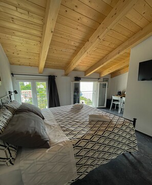 Kahden hengen superior-huone | Untuvapeitot, memory foam -patjalliset sängyt, tallelokero huoneessa