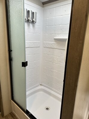 Dusche, Handtücher, Seife, Shampoo