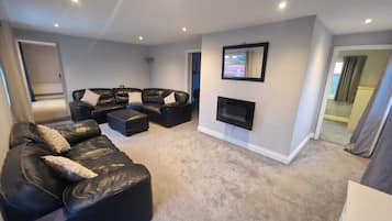 Cabin | Living area | Fireplace