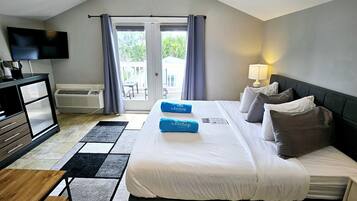 Room 49 - Signature - King Bed - Adults Only 21+ | Egyptian cotton sheets, premium bedding, pillowtop beds, in-room safe