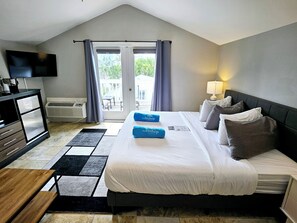 Room 49 - Signature - King Bed - Adults Only 21+ | Egyptian cotton sheets, premium bedding, pillowtop beds, in-room safe - Bishop Hotel Key West (Key West)