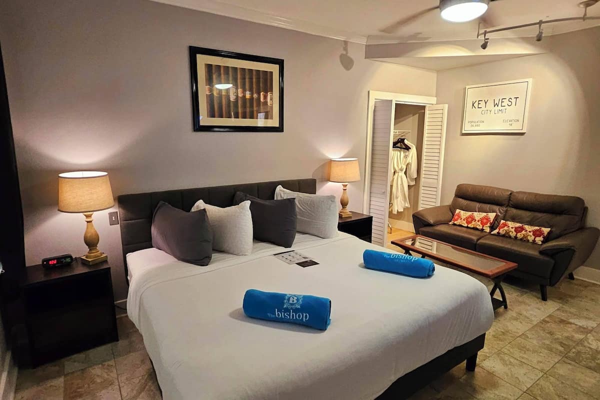 Room 13 - Standard - King Bed