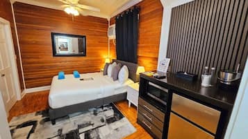 Room 27C - Economy - Queen Bed | 1 slaapkamer, lakens van Egyptisch katoen, luxe beddengoed