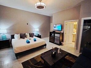 Room 12 - Standard - King Bed - Adults Only 21+ | 埃及棉床單、高級寢具、特厚豪華床墊、房內夾萬