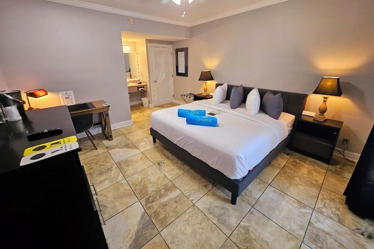 Room 42 - Classic - King Bed