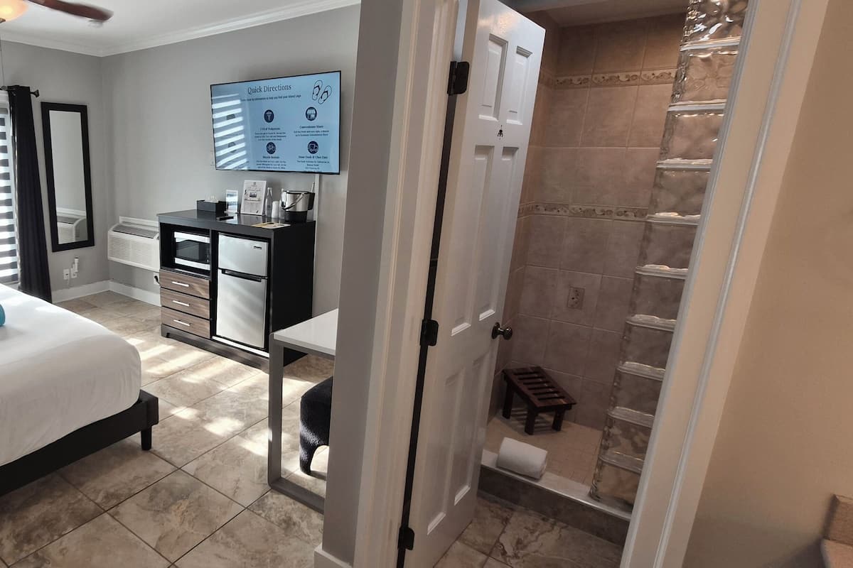 Room 43 - Signature Room - King Bed - Adults Only 21+ | Egyptian cotton sheets, premium bedding, pillowtop beds, in-room safe