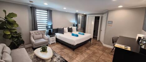 Room 32 - Standard - King Bed - Adults Only 21+ | Egyptian cotton sheets, premium bedding, pillowtop beds, in-room safe