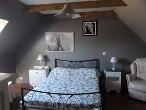 3 Schlafzimmer, Schreibtisch, Bügeleisen/Bügelbrett, Reisekinderbett