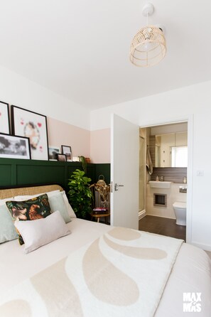 2 間睡房、書桌、熨斗/熨衫板、可攜式嬰兒床