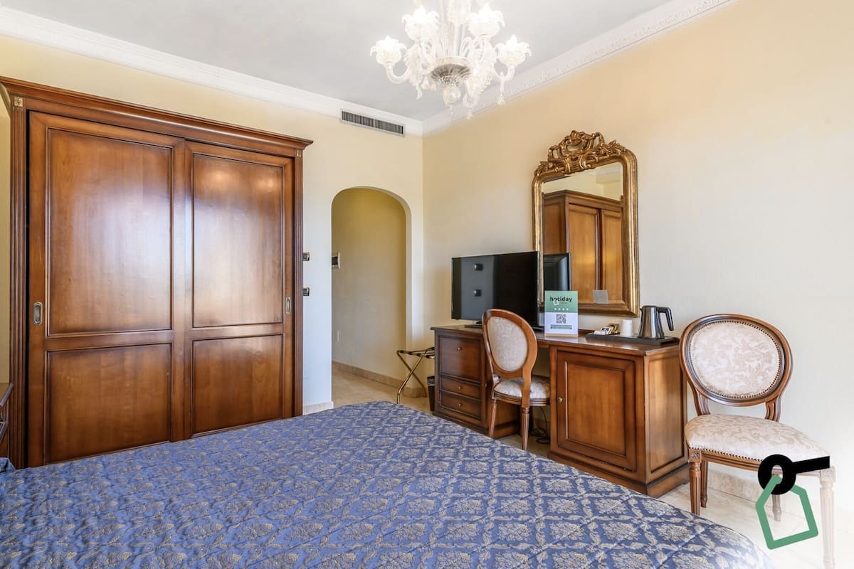 Minibar, coffres-forts dans les chambres, bureau, Wi-Fi gratuit