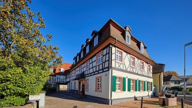 A traditional half-timbered building with a clear sky. - Zauberhaft Übernachten am EP (Ettenheim)