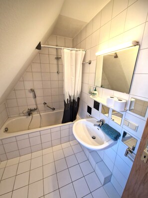 Een douche, een haardroger, handdoeken, zeep
